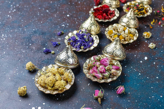 Ingredientes icónicos de la perfumería árabe: oud, ámbar, musk y rosa de Taif.